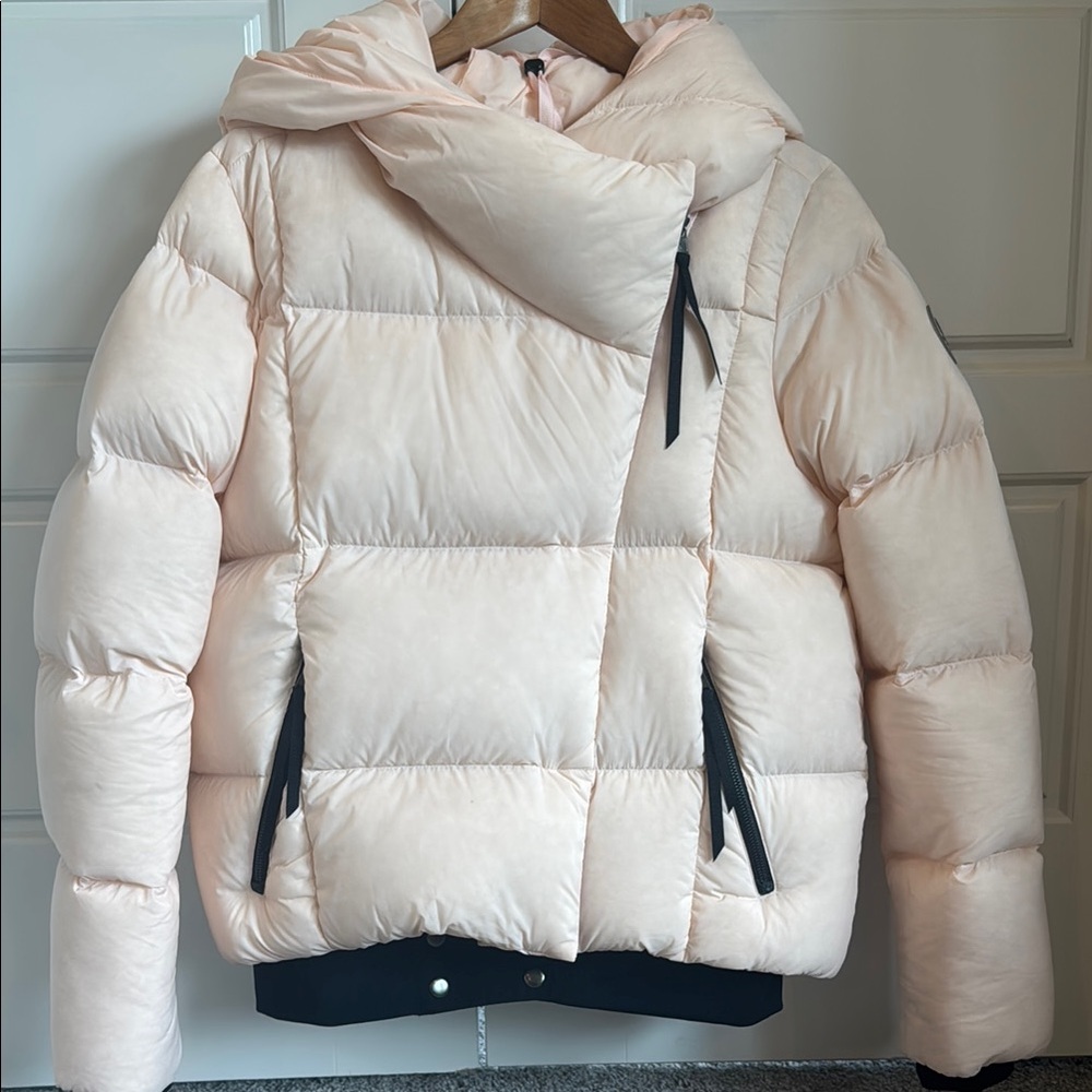Obermeyer Women's Jacket in Light Pink and Black. Never worn!